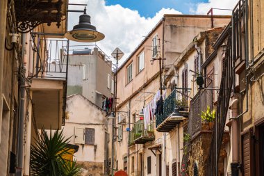 İtalya, Sicilya, Messina Eyaleti, Caronia. Caronia 'nın ortaçağ tepe kasabasındaki balkonlu binaların manzarası.