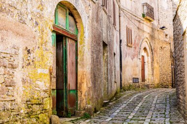 İtalya, Sicilya, Trapani Eyaleti, Erice. Dar sokaklar. Kemerli kapılar.