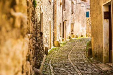 İtalya, Sicilya, Trapani Eyaleti, Erice. Erice 'nin antik tepe kasabasında dar kaldırım taşı sokakları.