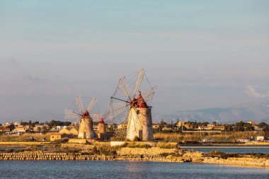 İtalya, Sicilya, Trapani Eyaleti, Marsala. Marsala 'daki Stagnone Doğa Rezervi' ndeki tuz buharlaştırma göletlerindeki rüzgar değirmenleri.