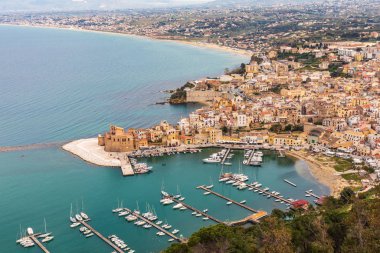 İtalya, Sicilya, Trapani Eyaleti, Castellammare del Golfo. Castellammare del Golfo sahil kasabasındaki limanda tekneler.