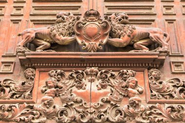 İtalya, Sicilya, Palermo ili, Palermo. 1184 yılında inşa edilen Unesco Dünya Mirası Alanı Palermo Katedrali 'nin dışında iki aslan ve kutsal bir kalp bulundu..