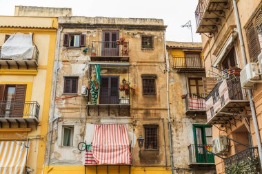 İtalya, Sicilya, Palermo ili, Palermo. Palermo 'daki apartmanların balkonlarından kurumaları için çamaşır asılıydı..