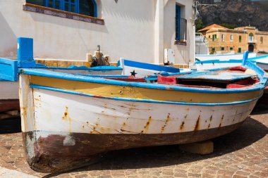 İtalya, Sicilya, Palermo Eyaleti, Santa Flavia. 11 Nisan 2019. Santa Flavia balıkçı köyünün limanında küçük bir tekne..