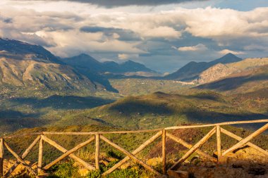 İtalya, Sicilya, Palermo Eyaleti, Pollina. Unesco Global Geoparks Ağı 'nın bir parçası olan Madonie Dağları ve Madonie Bölgesel Doğal Parkı manzarası.