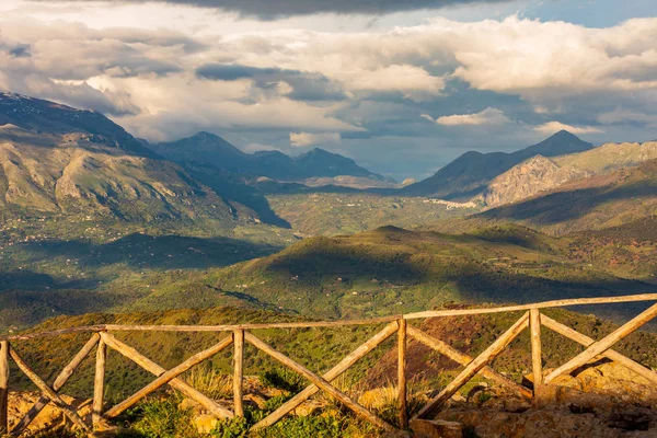 İtalya, Sicilya, Palermo Eyaleti, Pollina. Unesco Global Geoparks Ağı 'nın bir parçası olan Madonie Dağları ve Madonie Bölgesel Doğal Parkı manzarası.