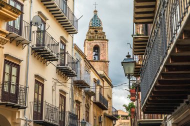 İtalya, Sicilya, Palermo Eyaleti, Castelbuono. Castelbuono 'daki Chiesa Sconsacrata Del Santissimo Crocifisso' nun çan kulesi..