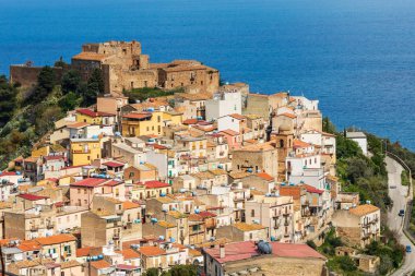 İtalya, Sicilya, Messina Eyaleti, Caronia. Ortaçağ tepe kasabası Caronia, bir Norman kalesinin etrafına inşa edildi..