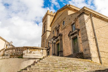 İtalya, Sicilya, Messina Eyaleti, Montalbano Elicona. Santa Maria Assunta Bazilikası Montalbano Elicona 'nın ortaçağ tepe kasabasında..