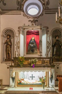 İtalya, Sicilya, Palermo Eyaleti, Castelbuono. 11 Nisan 2019. Castelbuono 'daki Chiesa Matrice Vecchia' da bir mihrapta İsa 'nın bedeni ve bedeni..
