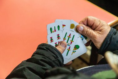İtalya, Sicilya, Palermo Eyaleti, Castelbuono. 11 Nisan 2019. Castelbuono 'da kart oynamak.