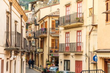 İtalya, Sicilya, Palermo Eyaleti, Castelbuono. Şehir sokakları.