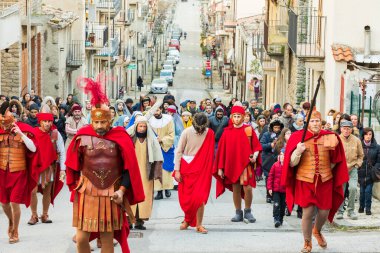 İtalya, Sicilya, Messina Eyaleti, Montalbano Elicona. 14 Nisan 2019. Montalbano Elicona 'da İsa Mesih' in çarmıha gerilişinin yeniden canlandırılması..