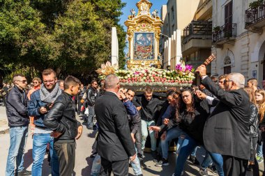 İtalya, Sicilya, Trapani Eyaleti, Trapani. 17 Nisan 2019. 300 yıl boyunca sahneye çıkan Processione dei Misteri di Trapani, Paskalya 'yı geçit törenleriyle kutluyor..