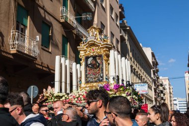İtalya, Sicilya, Trapani Eyaleti, Trapani. 17 Nisan 2019. 300 yıl boyunca sahneye çıkan Processione dei Misteri di Trapani, Paskalya 'yı geçit törenleriyle kutluyor..