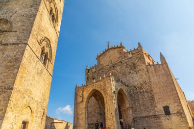 İtalya, Sicilya, Trapani Eyaleti, Erice. 18 Nisan 2019. Chiesa Madre, 1314 'te Gotik tarzda inşa edildi, Kral Frederick tarafından..