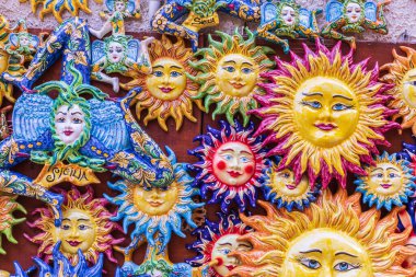İtalya, Sicilya, Trapani Eyaleti, Erice. Renkli seramik güneş antik Erice kasabasında hediyelik eşya satıyor.