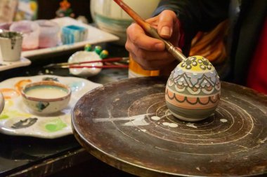 İtalya, Sicilya, Trapani Eyaleti, Erice. 18 Nisan 2019. Erice 'deki Paola Luisa Amico, Labatorio Seramiche D' Arte 'de seramik tasarım sanatçısı..