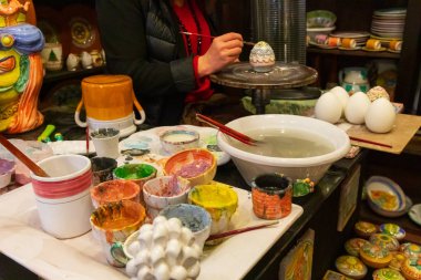 İtalya, Sicilya, Trapani Eyaleti, Erice. 18 Nisan 2019. Erice 'deki Paola Luisa Amico, Labatorio Seramiche D' Arte 'de seramik tasarım sanatçısı..