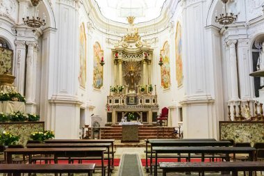 İtalya, Sicilya, Trapani Eyaleti, Erice. 18 Nisan 2019. Erice 'deki Paskalya hizmetleri için süslenmiş kürsünün sunağı..