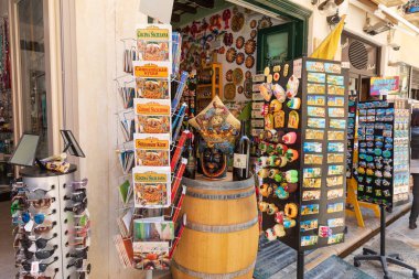 İtalya, Sicilya, Trapani Eyaleti, Trapani. 19 Nisan 2019. Trapani şehrinde kartpostal, harita ve kaynak satan bir turist dükkanı..