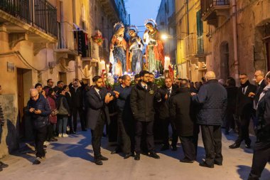 İtalya, Sicilya, Trapani Eyaleti, Trapani. 19 Nisan 2019. 300 yıldır konser veren Processione dei Misteri di Trapani, hafta boyunca geçit törenleriyle Paskalya 'yı kutluyor..