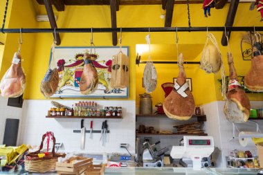 İtalya, Sicilya, Palermo ili, Palermo. 20 Nisan 2019. Palermo 'daki kasapta kurutulmuş et ve peynir var..