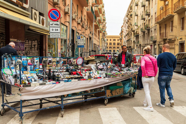 Италия, Сицилия, провинция Палермо, Палермо. 21 апреля 2019 года. Уличный продавец часов и других предметов в Палермо
.