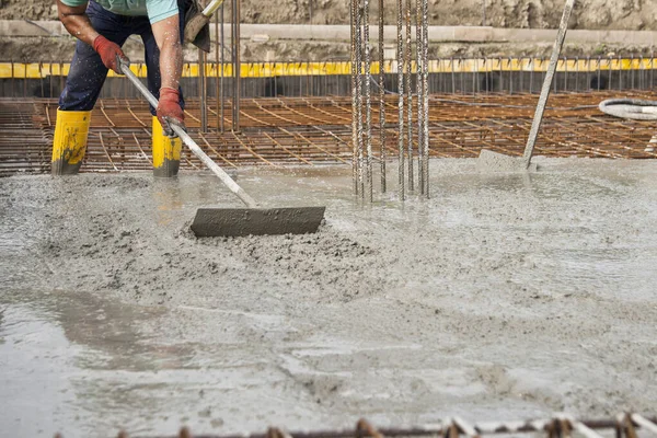 Zedník Při Práci Staveništi Při Pokládce Betonu Pro Stavbu Základů — Stock fotografie