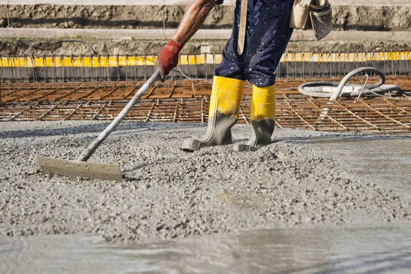 Pedreiro Trabalho Canteiro Obras Durante Colocação Concreto Para Construir Fundações — Fotografia de Stock