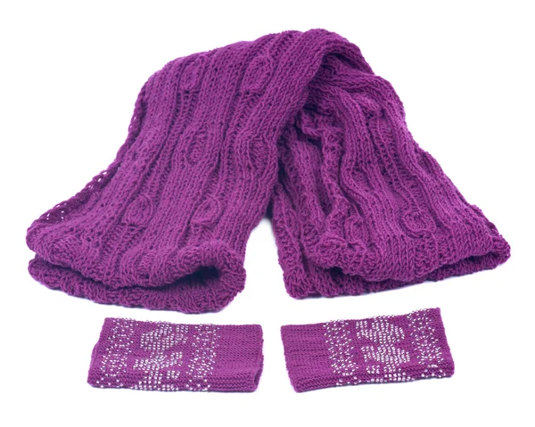 Фиолетовый вязаный шерстяной шарф и подогреватели для рук — стоковое фото