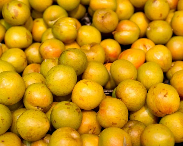 Prunes jaunes biologiques fraîches — Photo