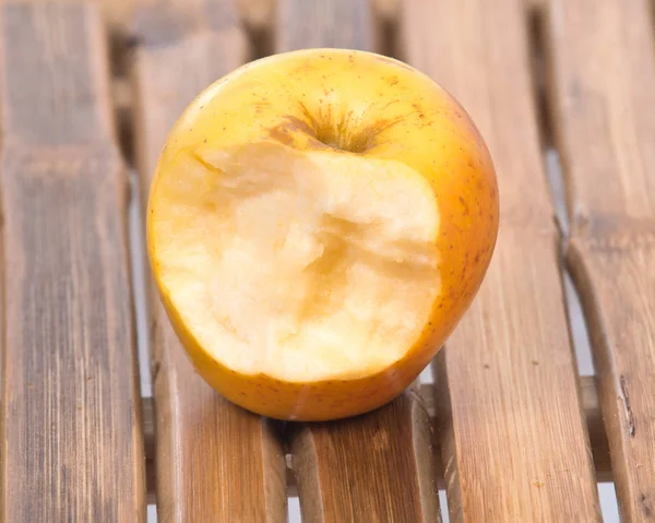 Manzana dorada deliciosa mordida — Foto de Stock