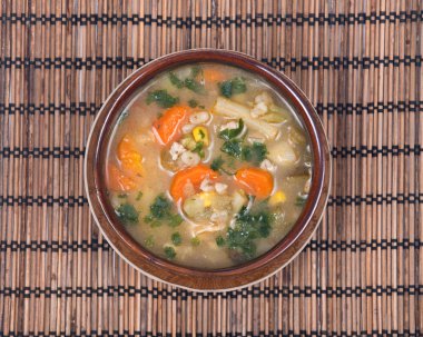 Tavuk, arpa ve sebze çorbası