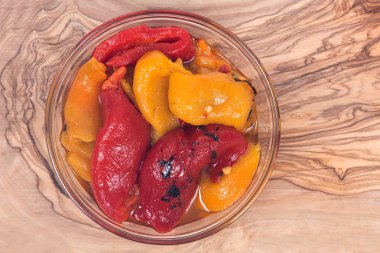 Kavrulmuş ateş sarı ve kırmızı biber