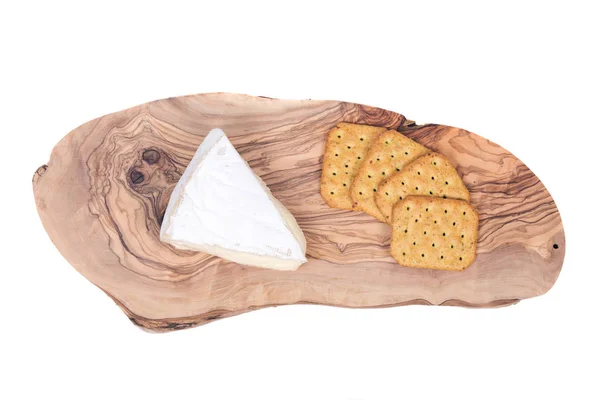 柔らかい熟成ブリーのチーズと小麦のクラッカー — ストック写真