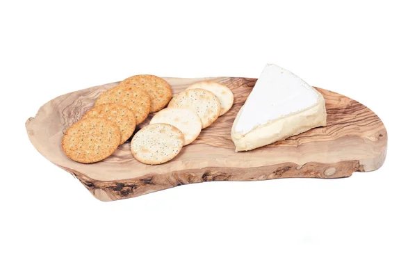 Queso brie maduro suave y galletas de trigo —  Fotos de Stock