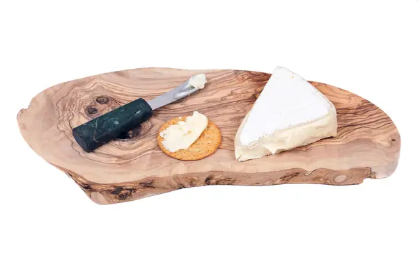 Zachte gerijpte brie kaas met mes en cracker — Stockfoto
