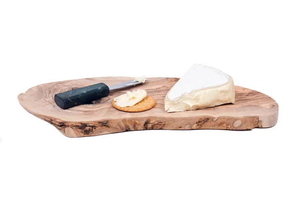 Queso brie suave madurado con cuchillo y galleta —  Fotos de Stock