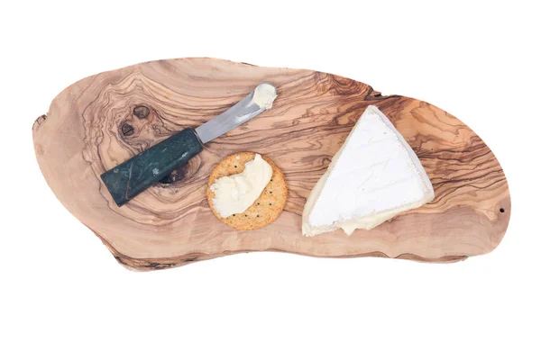 Soft ripened brie cheese with knife and cracker — Stock Photo, Image