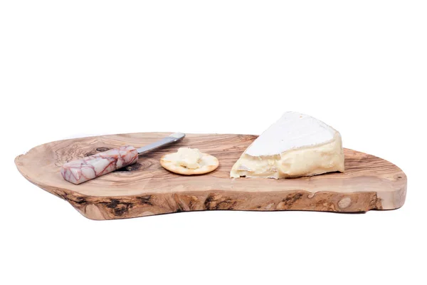 Formaggio brie morbido stagionato con coltello e cracker — Foto Stock