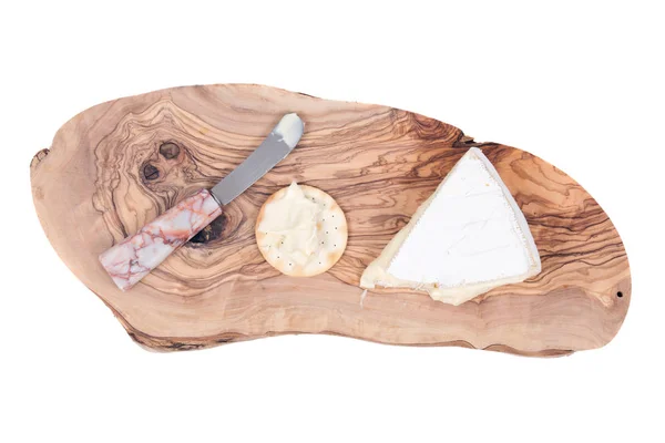 Queso brie suave madurado con cuchillo y galleta — Foto de Stock