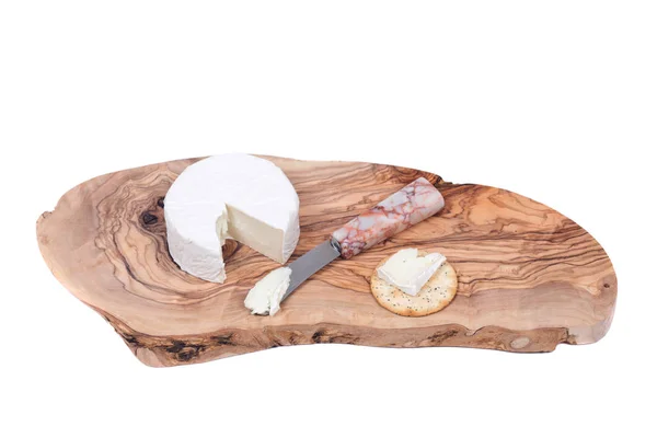 Formaggio brie morbido stagionato con coltello e cracker — Foto Stock