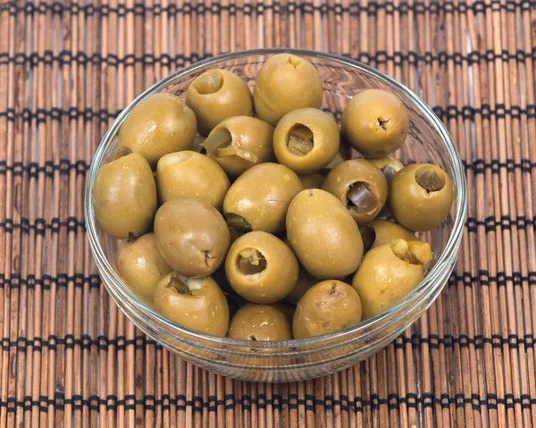 Колоссальные оливки, фаршированные перцем халапеньо — стоковое фото