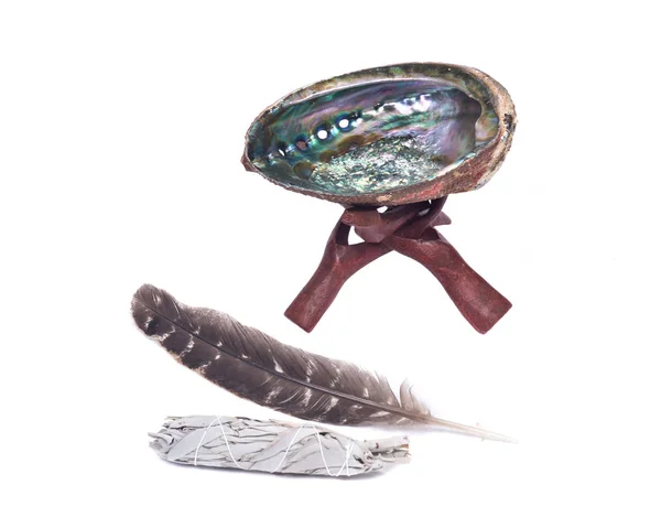 Sage smudge stick, rainbow abalone skal och Turkiet fjäder — Stockfoto