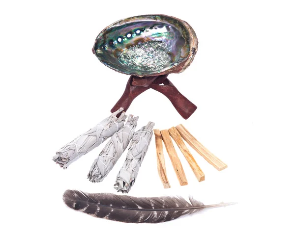 Sage smudge stick, rainbow abalone skal och palo santo kladdar pinnar — Stockfoto