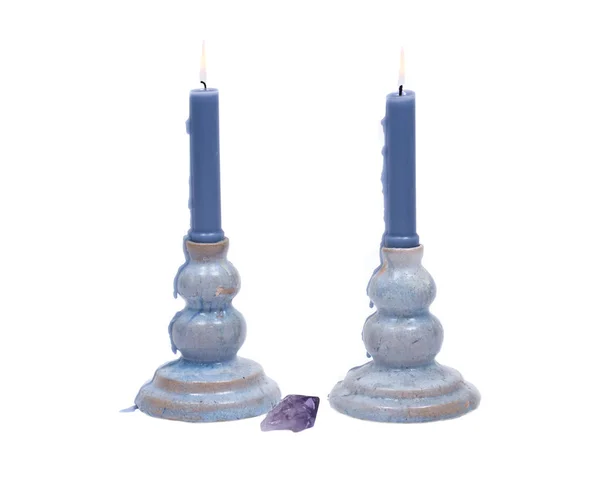 Suporte de vela cerâmica de barro azul e vela azul — Fotografia de Stock