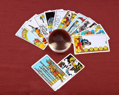 Tarot kartları ve kristal küre