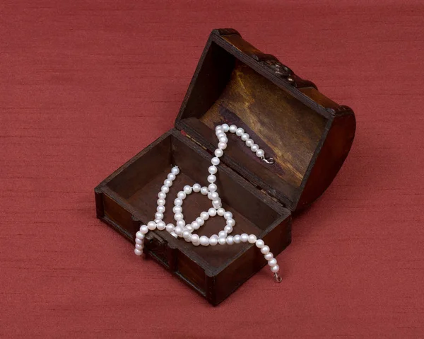 Dřevěný retro šperkovnice s sladkovodní perly bílé — Stock fotografie