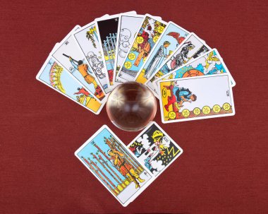 Tarot kartları ve kristal küre